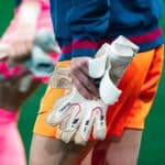 Gardiennes de football qui marchent en tenant leurs gants dans la main