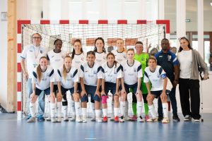 photo d'équipe de l'équipe féminine du Diamant Futsal avec le coach devant les cages